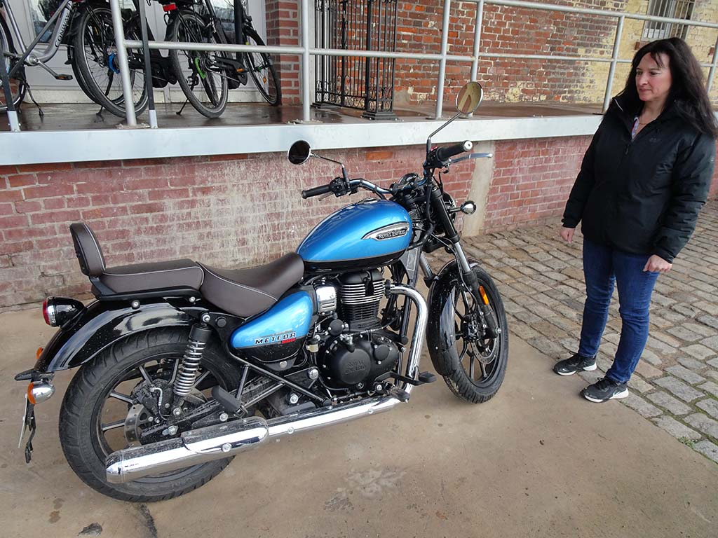 royal enfield meteor on road price